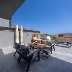 Elite Escape 2 Vila