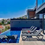 Elite Escape 2 Vila